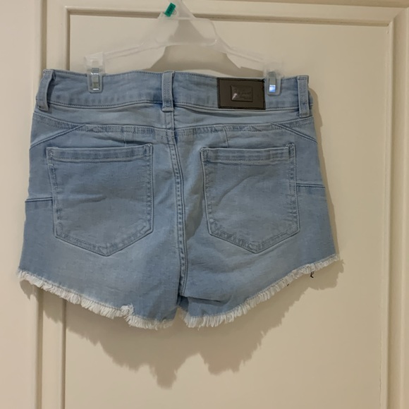 NWOT FOXY JEANS LIGHT WASH MID-RISE JEAN SHORTS - Picture 2 of 5